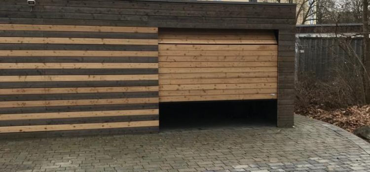 Fassadensektionaltor mit Holzoberfläche